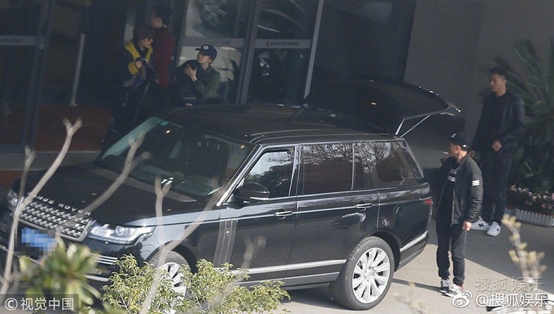 Sợ bị paparazzi chụp trộm, Angela Baby bọc chặt, không để lộ mặt con trai tại sân bay